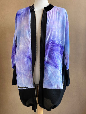 OVERSIZED JACKE MIT CUT OUTS UND APPLIKATION AM RÜCKEN