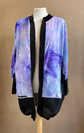 OVERSIZED JACKE MIT CUT OUTS UND APPLIKATION AM RÜCKEN